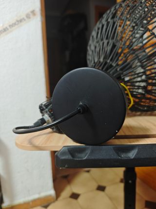 Lámpara de techo Marroncon cables.