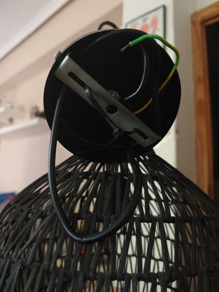 Lámpara de techo Marroncon cables.