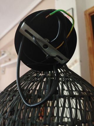 Lámpara de techo Marroncon cables.