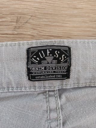 Pantalón vaquero Guess gris