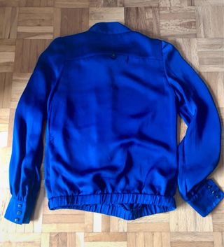 Blusa azul con lazada al cuello Talla XS