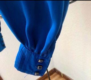 Blusa azul con lazada al cuello Talla XS