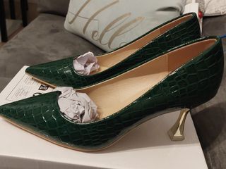 Zapatos de salón verdes con tacón dorado