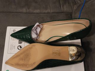 Zapatos de salón verdes con tacón dorado
