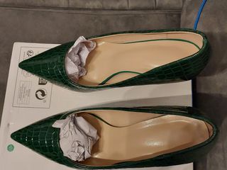 Zapatos de salón verdes con tacón dorado