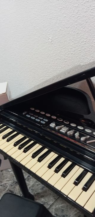 Piano de juguete Eduland con banqueta
