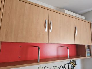 Dormitorio juvenil madera y naranja