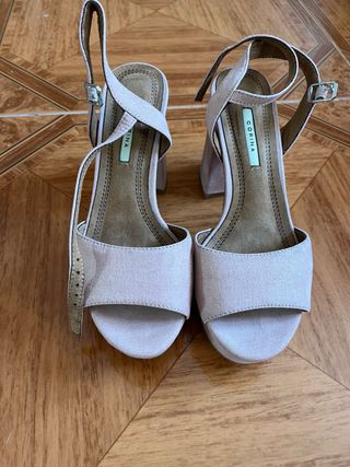 sandalias de tacón rosa empolvado