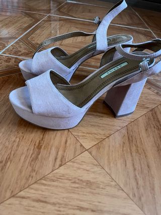 sandalias de tacón rosa empolvado