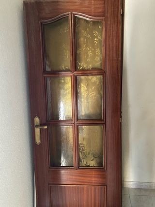 Puerta de madera con cristal decorado