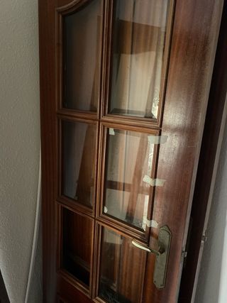 Puerta de madera con cristal decorado