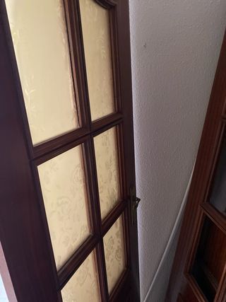 Puerta de madera con cristal decorado