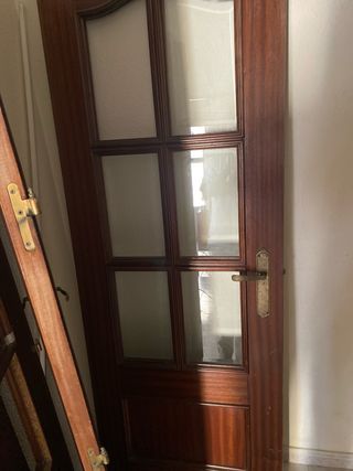 Puerta de madera con cristal decorado
