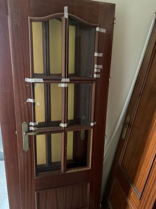 Puerta de madera con cristal decorado