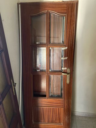 Puerta de madera con cristal decorado