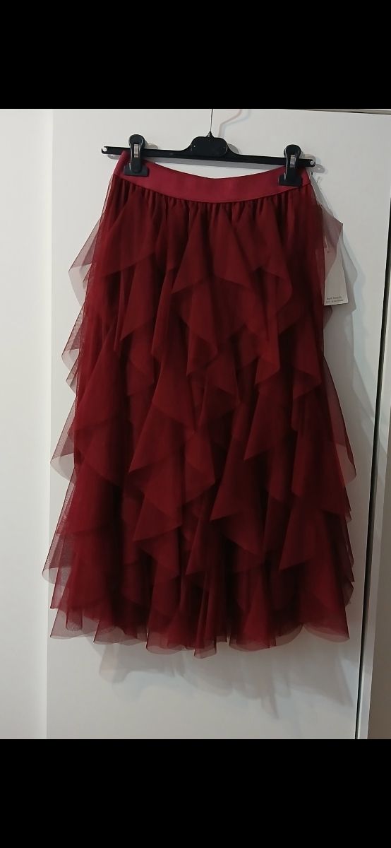 Falda de microtul con volantes roja