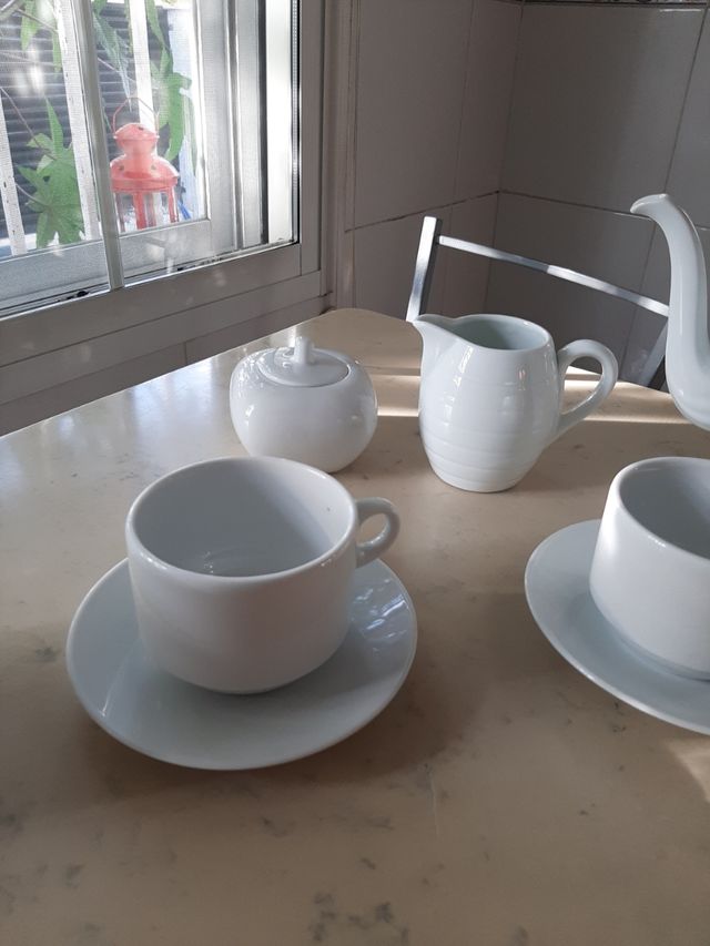 Elegante juego de té para dos personas.