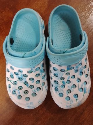 Ciabatte mare/piscina con fiori azzurri. 35/36