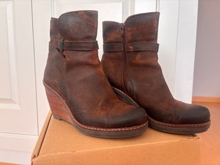 Botín de cuero con cuña de 8cm