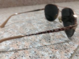 Gafas de sol doradas y moradas