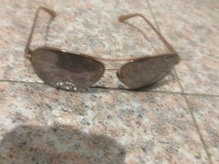 Gafas de sol doradas y moradas