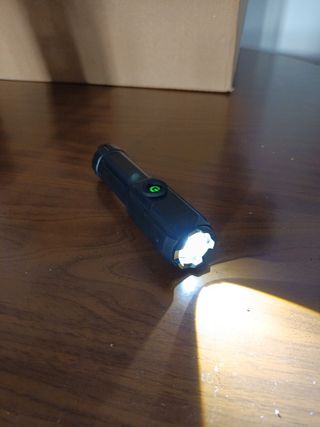 Linterna LED Negra con Botón Verde