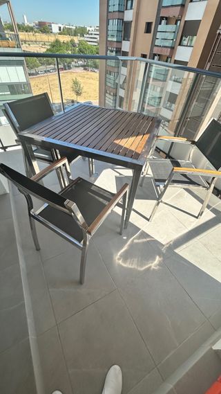 Mesa y 4 sillones de terraza