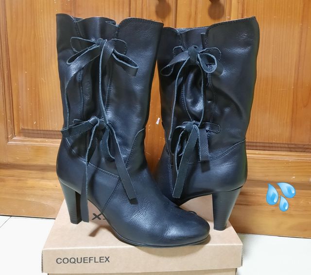 Botas de piel negras con lazos