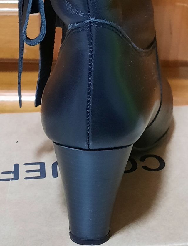 Botas de piel negras con lazos