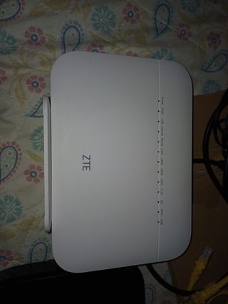 Router bianco ZTE con cavi