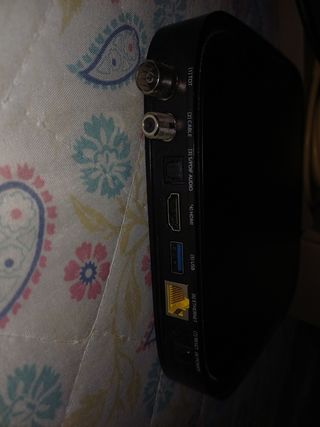 Router bianco ZTE con cavi