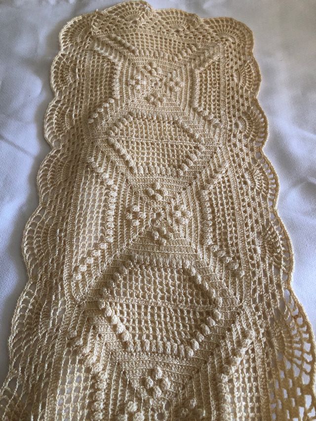 Caminó de mesa tejido a mano