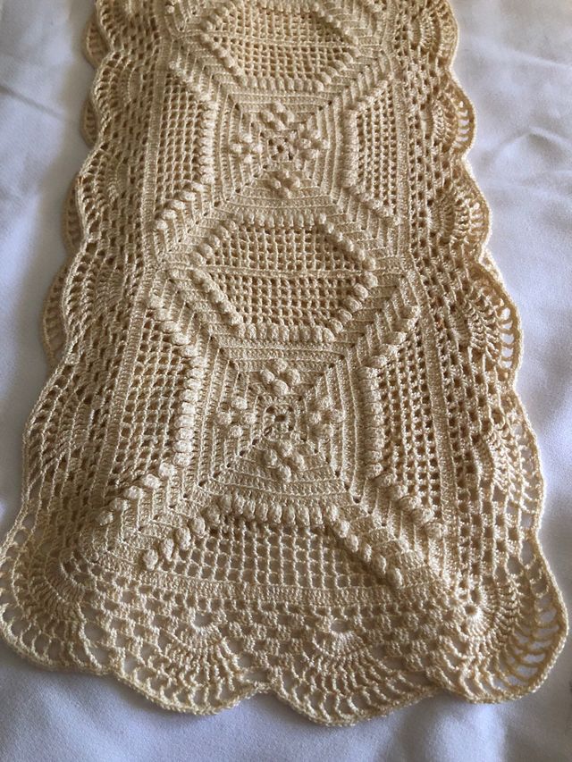 Caminó de mesa tejido a mano