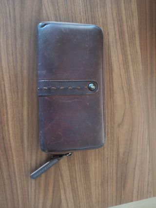 Cartera de piel marrón