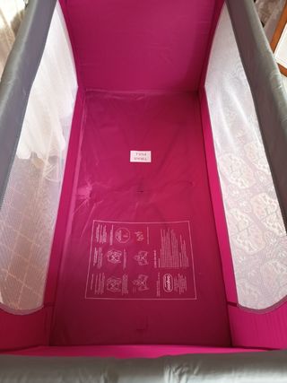Cuna de viaje rosa + sábanas y edredón