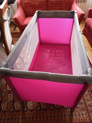Cuna de viaje rosa + sábanas y edredón