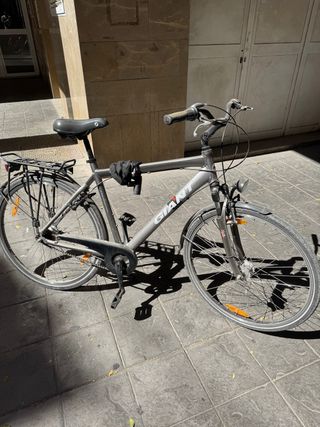 Bicicleta Giant Gris
viene con candado de moto.