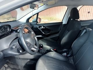 Peugeot 208 2012