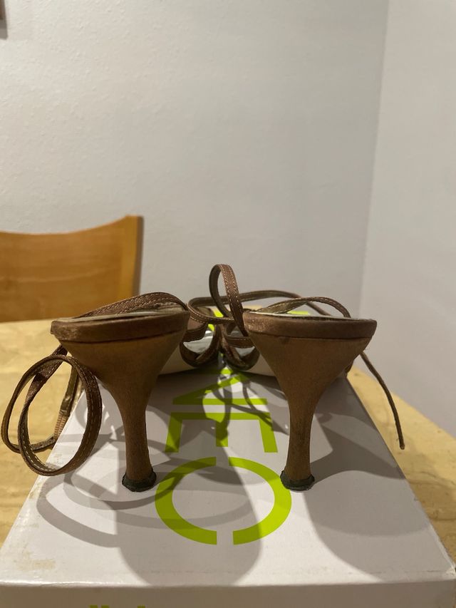 Tacones Marrones Elegantes con Pedrería