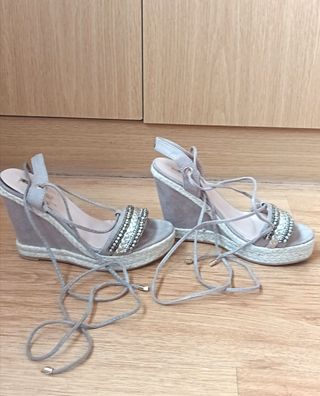 nuevas sandalias cuña beige con pedrería