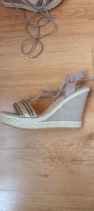 nuevas sandalias cuña beige con pedrería