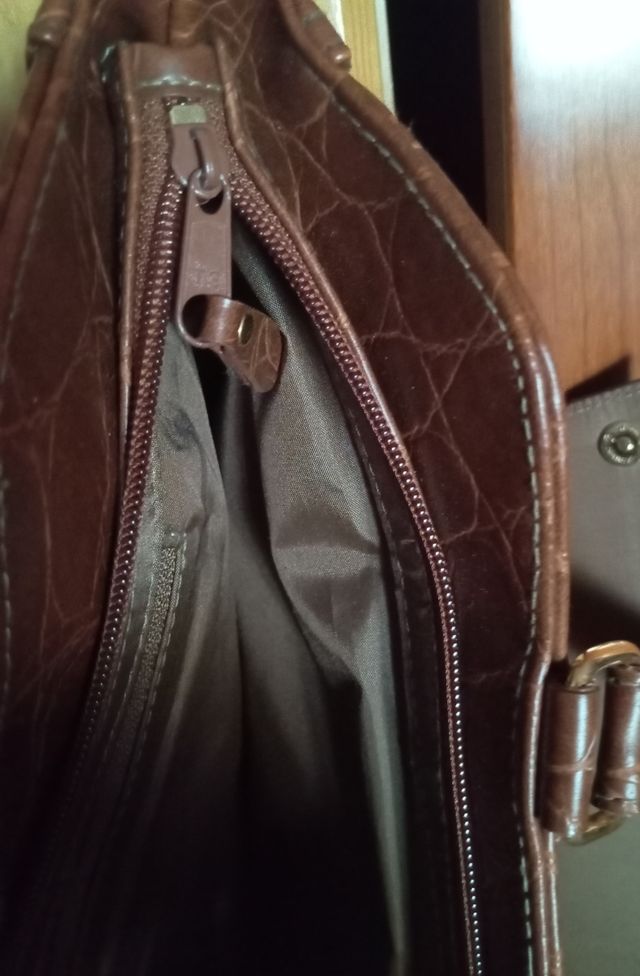 Bolso de mano marrón con textura un poco rígida 
