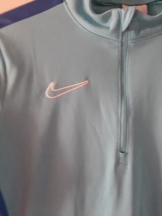 Camiseta deportiva Nike azul y turquesa