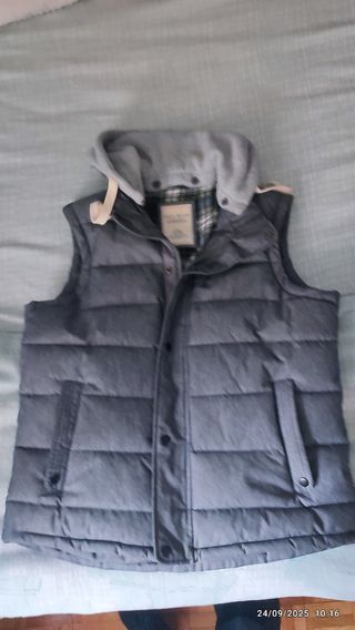 Chaleco acolchado con capucha gris