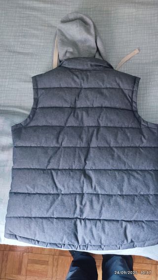 Chaleco acolchado con capucha gris