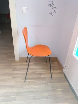 Silla naranja moderna