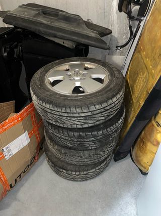 Llantas de aleación Opel con neumáticos nuevos