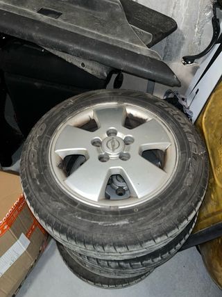 Llantas de aleación Opel con neumáticos nuevos