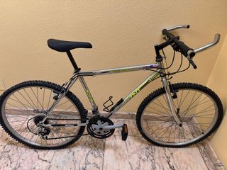 Dos bicicletas de montaña vintage Shimano 4000 s