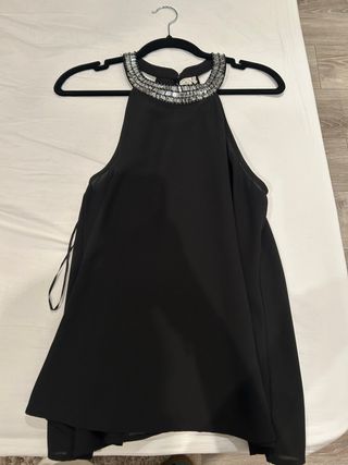 Elegante camisa con cuello joya